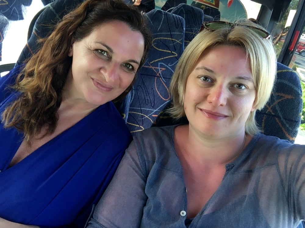 Due viaggiatrici: Moira e Raffaella sedute sul bus - direzione Key West