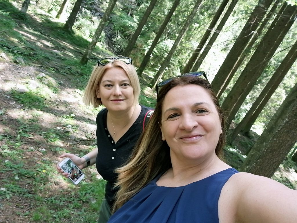 Due viaggiatrici: Moira e Raffaella nel boscoi