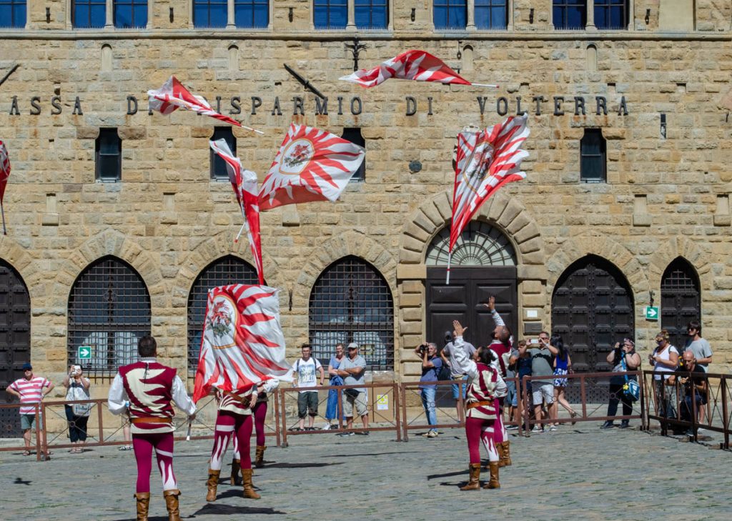 sbandieratori in Piazza dei priori | Volterra 1398