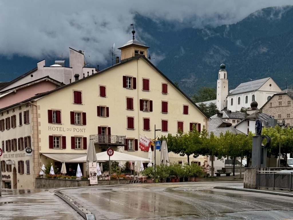 piazza centrale di Brig raggiunta con un viaggio in treno con auto al seguito