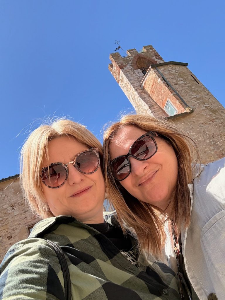 noi in piazza a Suvereto uno dei borghi poco conosciuti Toscana