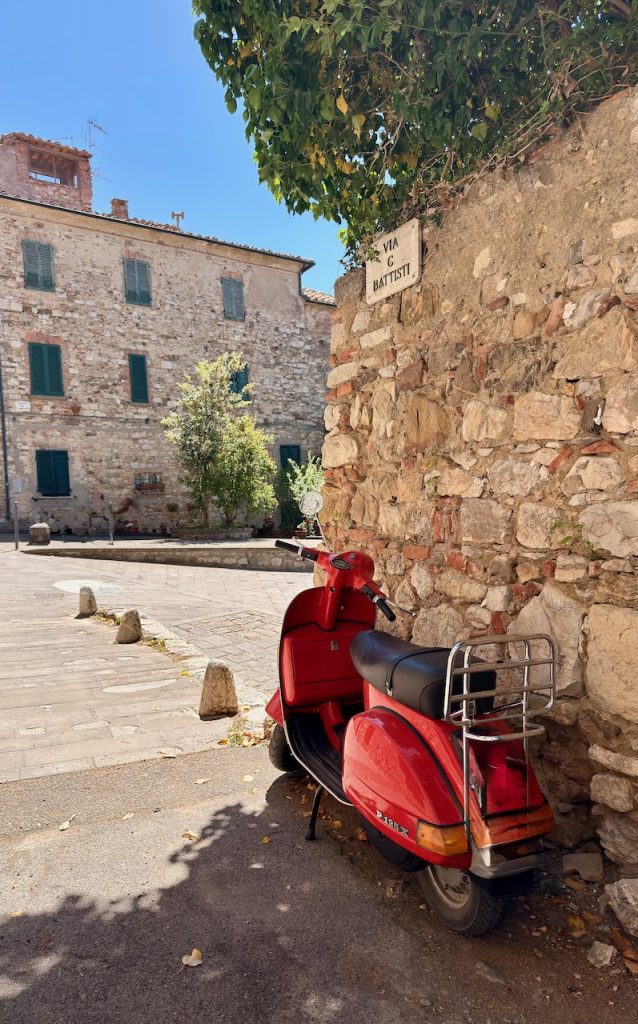 vespa in uno dei borghi poco conosciuti Toscana