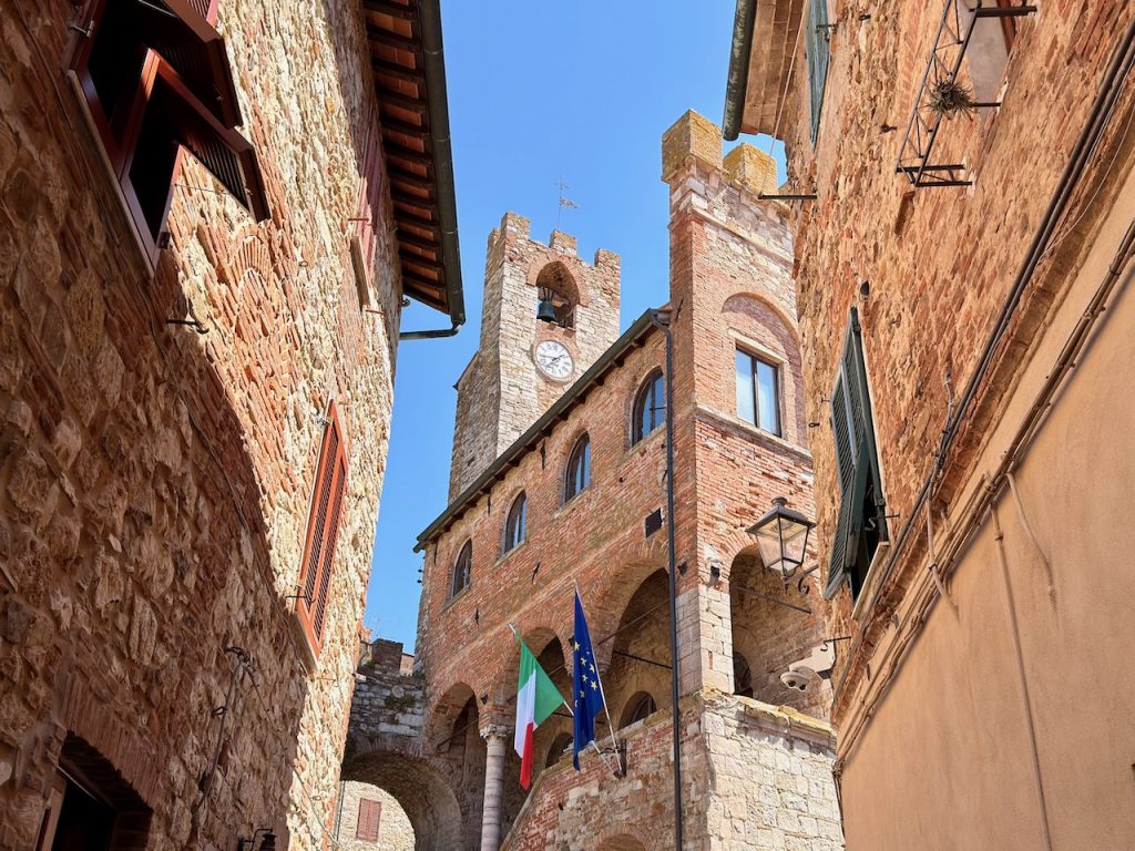 palazzo comunale di Suvereto - borgo poco conosciuto della Toscana