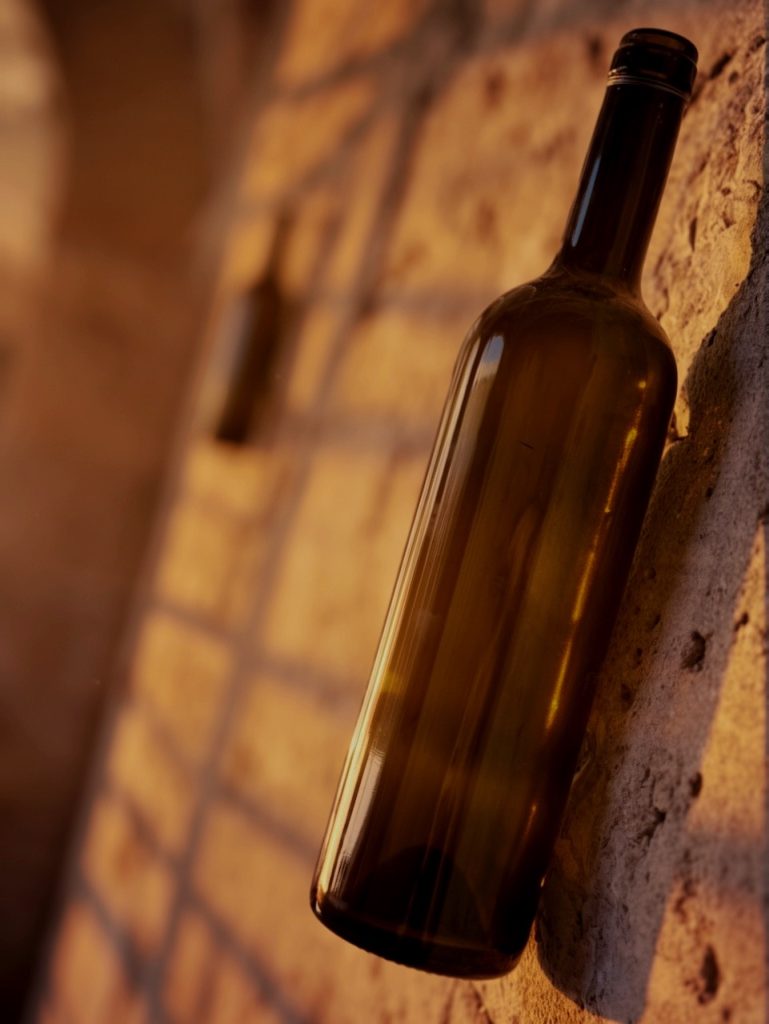 bottiglia di vino a Suvereto, uno dei borghi meno conosciuti di Toscana