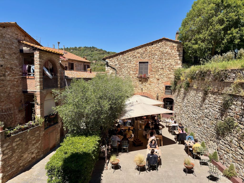 Una delle tante osterie presenti a Suvereto - uno dei boghi meno conosciuti della Toscana