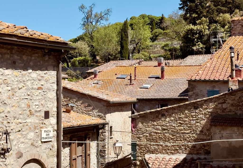 veduta dei tetti di Suvereto uno dei borghi poco conosciuti Toscana