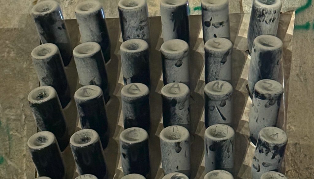 bottigle di vino affinato nelle cave