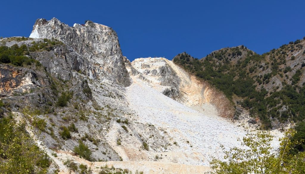 cima di una montagna dove si estrae il marmo