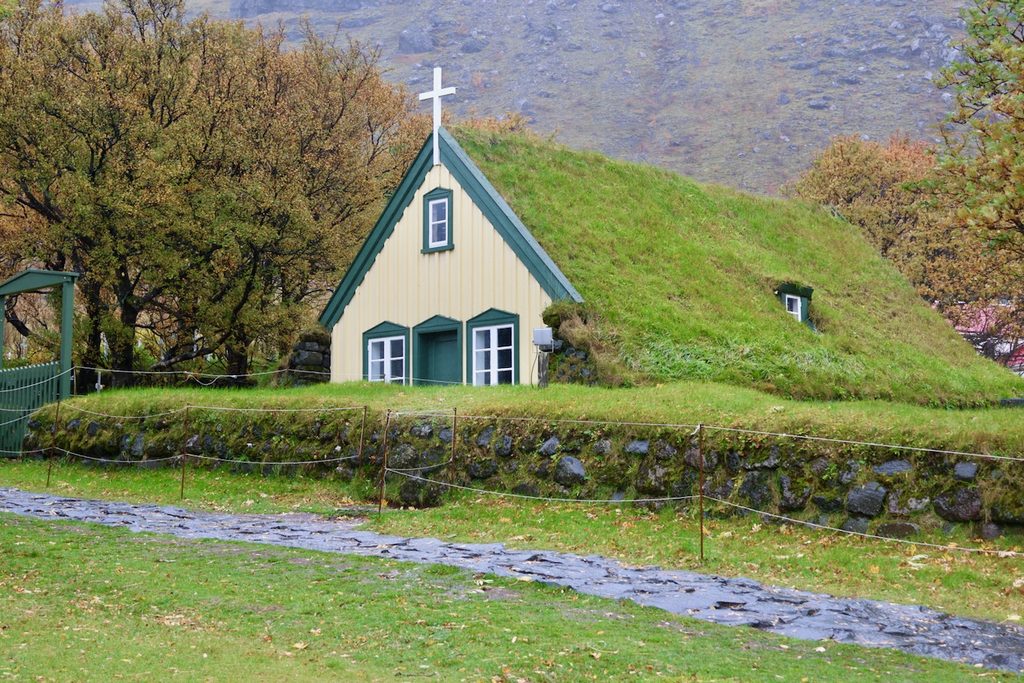 chiesa con erba sul tetto - islanda